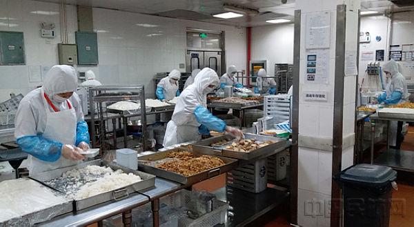 民用航空食品生產(chǎn)都得經(jīng)過(guò)風(fēng)淋室 民用航空食品生產(chǎn)都得經(jīng)過(guò)風(fēng)淋室